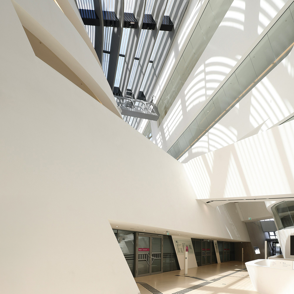 Fris en modern ziekenhuis waar geurbeleving bijdraagt aan een kalme en comfortabele sfeer.