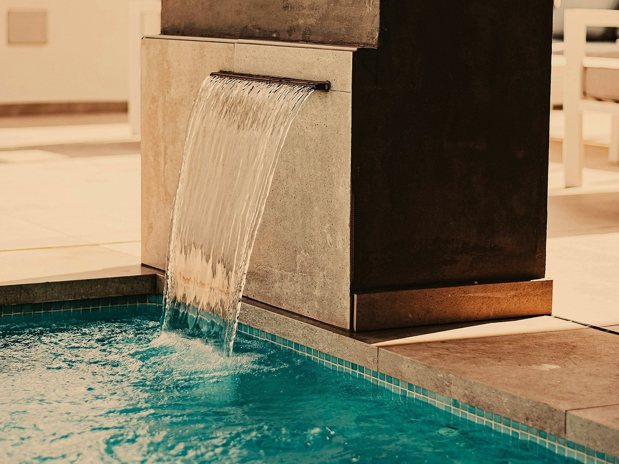 Zen wellnessomgeving met natuurlijke materialen en zachte verlichting