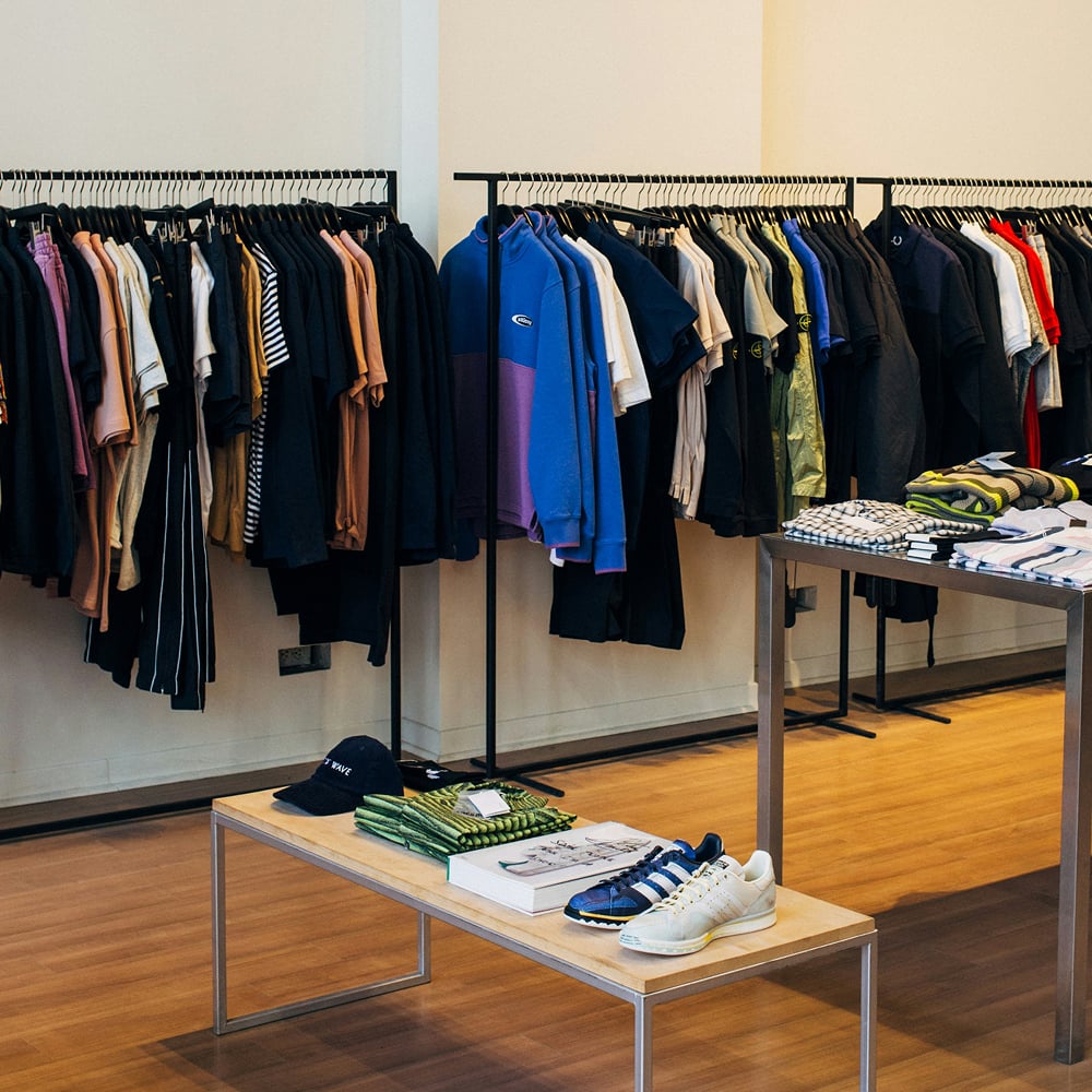 Magasin lumineux et accueillant où l’expérience olfactive crée une atmosphère agréable pour les visiteurs.