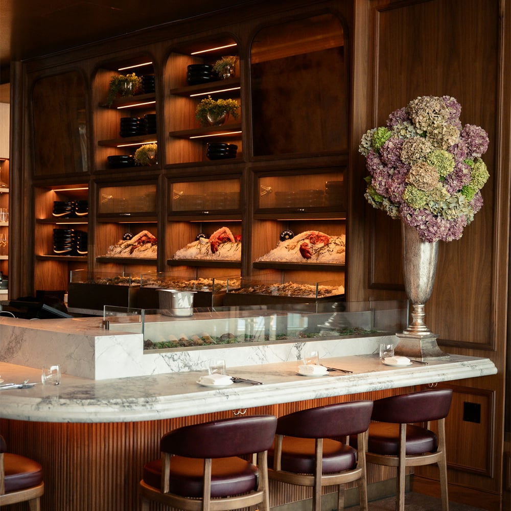 Restaurant plein d’ambiance où l’expérience olfactive et les saveurs créent une expérience culinaire complète.