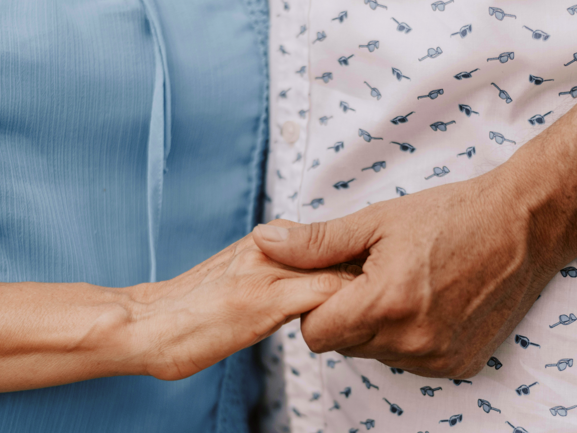 Professionnel de santé et patient profitant d’une expérience olfactive dans le domaine de la santé