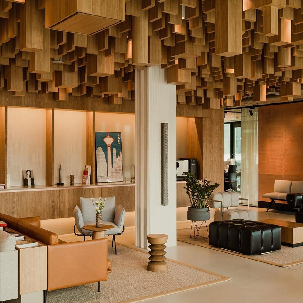 Lobby élégante où chaleur, confort et expérience olfactive créent une atmosphère accueillante.