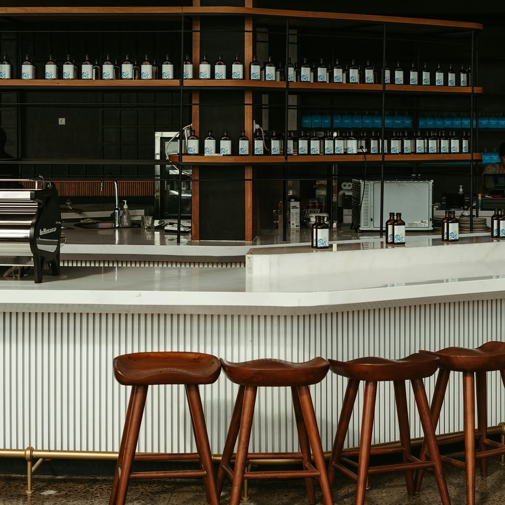 Einladendes Hotelrestaurant oder Bar mit warmer Atmosphäre