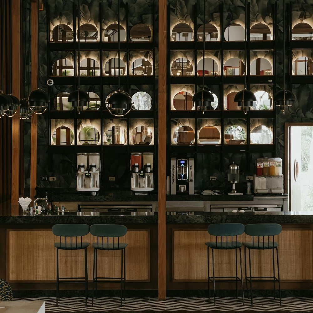 Frische und luxuriöse Atmosphäre in der Hotelbar der Lobby
