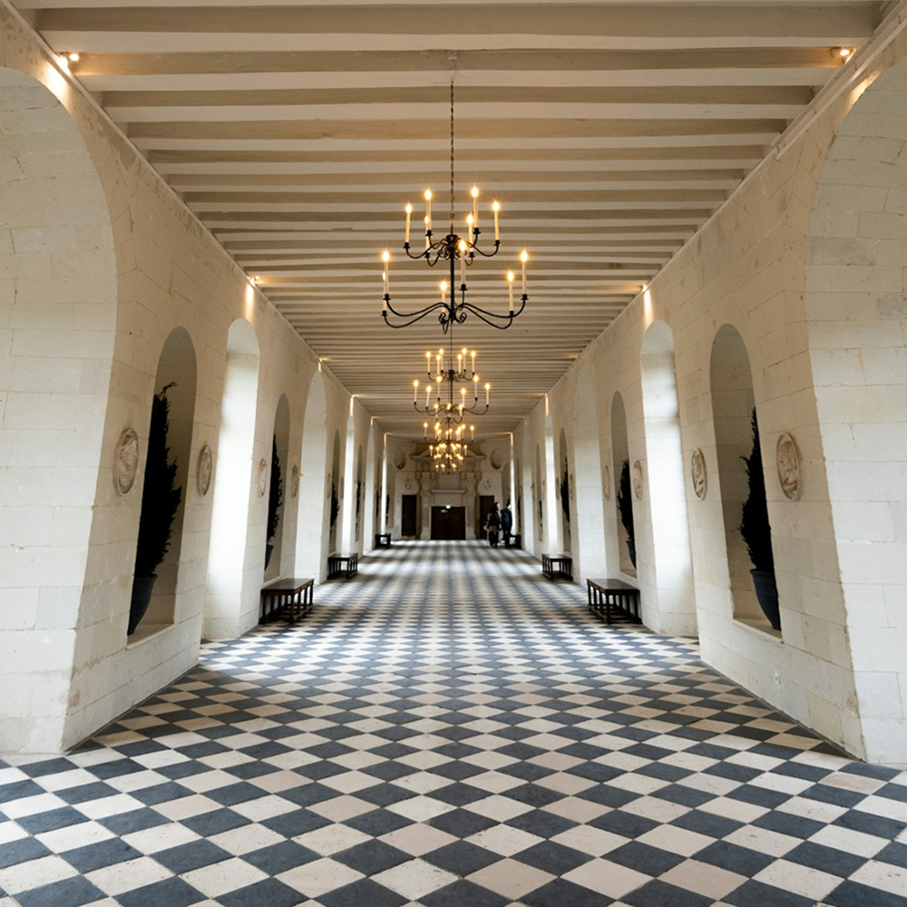 Espace luxueux et élégant où l’expérience olfactive crée une atmosphère chaleureuse et accueillante.