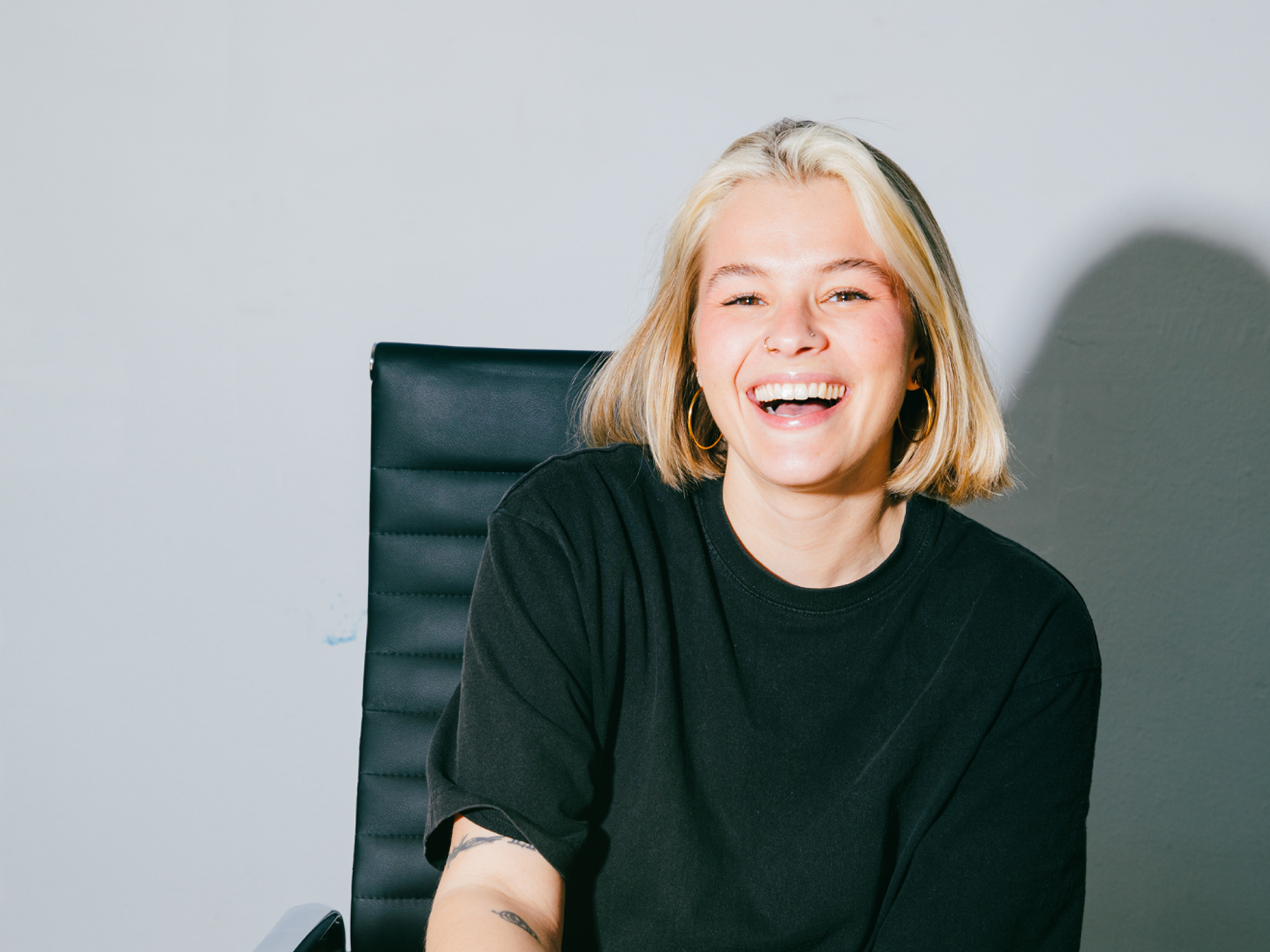 Fille profite du parfum de bureau et du werkgeluk au bureau.