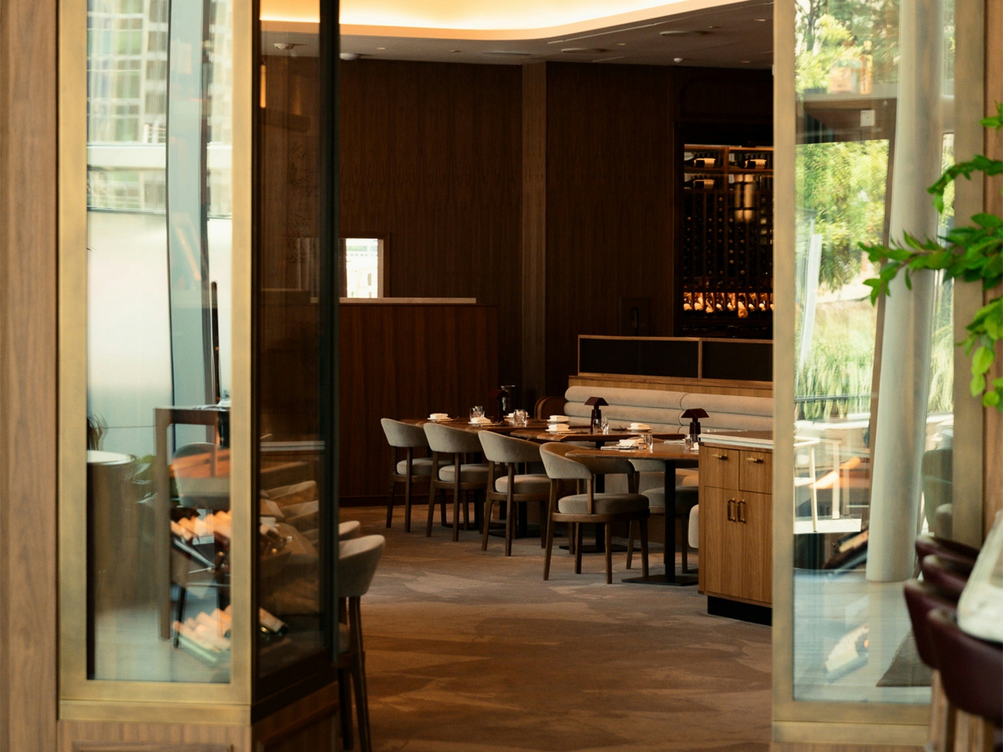 Ambiance raffinée de restaurant avec parfum subtil favorisant détente et plaisir