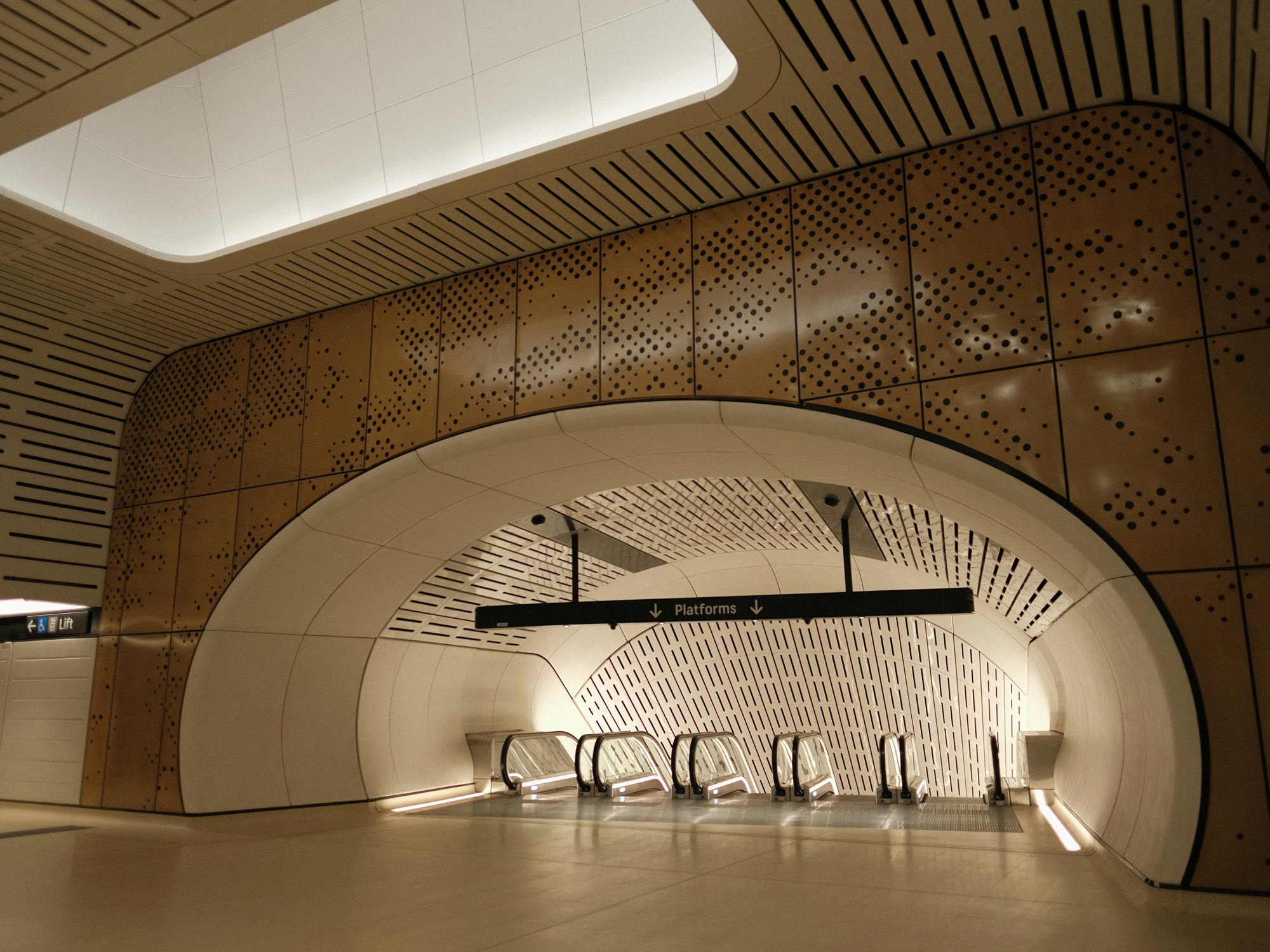 Halle de voyageurs renforcée par le marketing olfactif dans la mobilité.